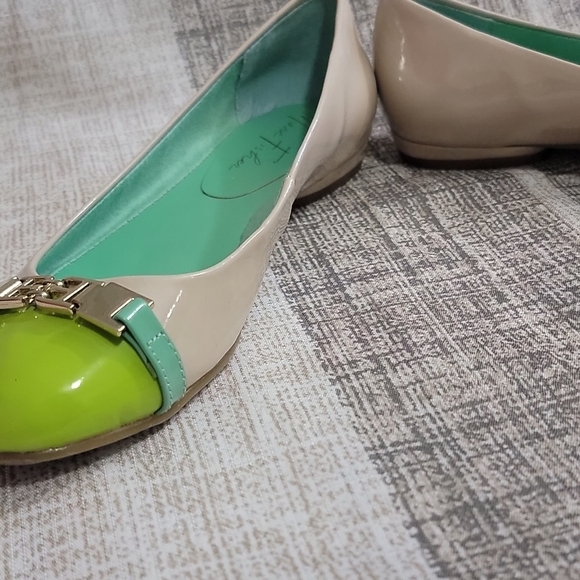 ❤️Marc Fisher Patent Cream and Green Flats - Picture 8 of 13